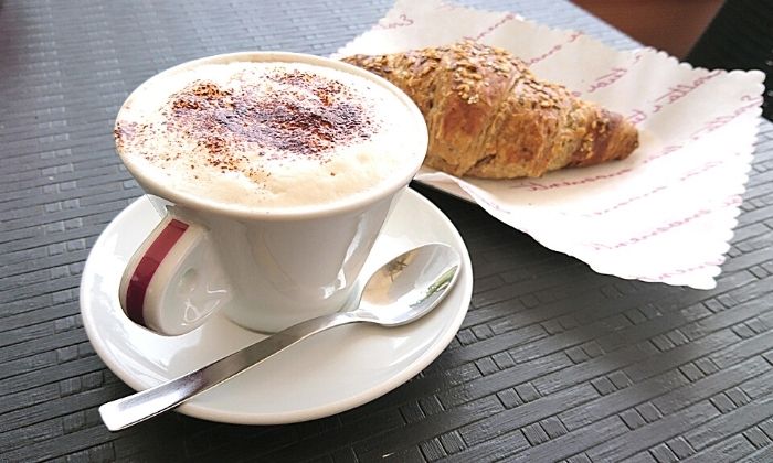 Cornetto e cappuccino - Breakfast from Italy