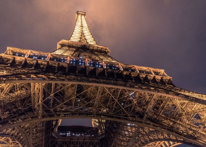 Watch the lights of Eiffel Tower